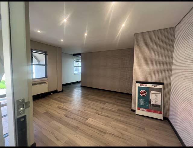 90M² OFFICE TO LET IN HYDE PARK